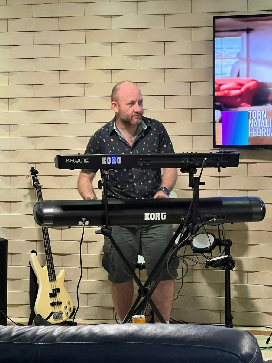 David Lasman tocando el teclado